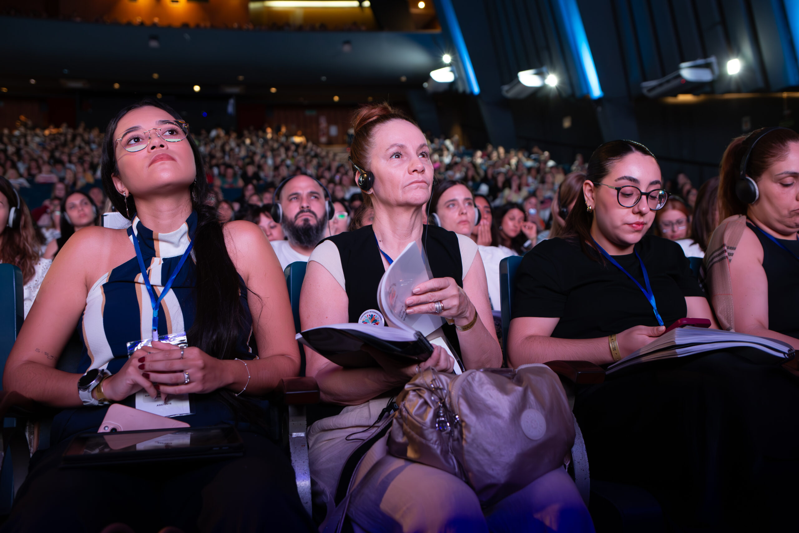 Público en el congreso con equipos de traducción